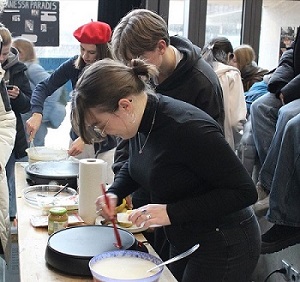 Crêpes-Verkauf in der Pausenhalle (1)